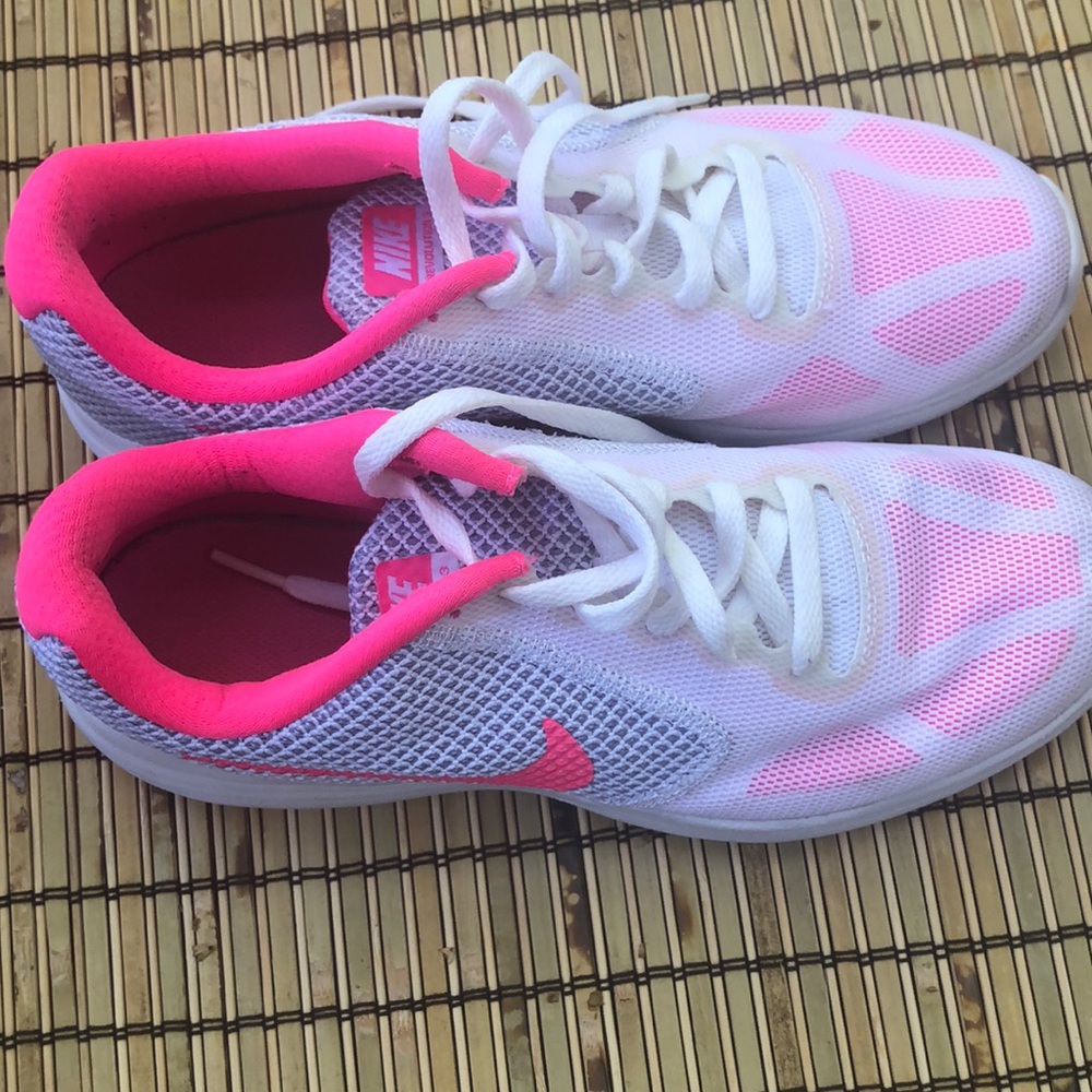 Nike revolution 3